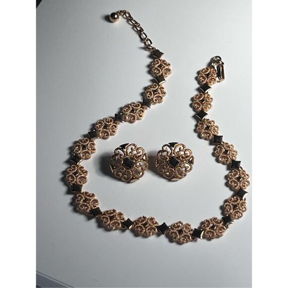 Vintage Avon Choker Necklace w/ Matching Clip On Earring Set in Brushed Goldtone - Picture 2 of 13